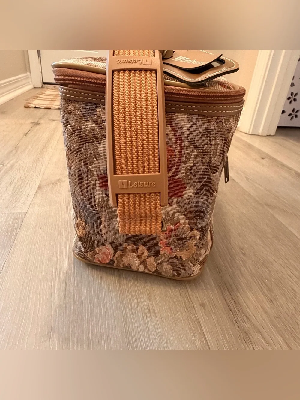 ✨ VINTAGE 1980s Leisure Tapestry Train Case / Makeup Bag ✨